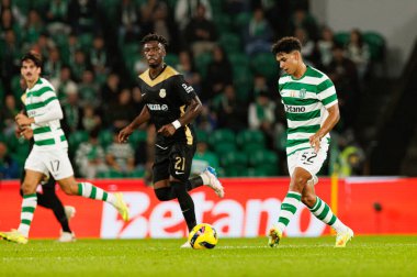 Sabit Abdulai ve Joao Simoes, Liga Portekiz maçı sırasında Estadio Jose Alvalade 'de (Maciej Rogowski / Ball Raw Images) Sporting CP ve Alverca FC takımları arasında görüldü.)
