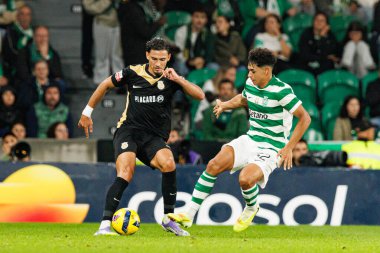 Nabil Touaizi ve Joao Simoes, Liga Portekiz maçı sırasında Estadio Jose Alvalade 'de (Maciej Rogowski / Ball Raw Images) Sporting CP ve Alverca FC takımları arasında görüldü.)