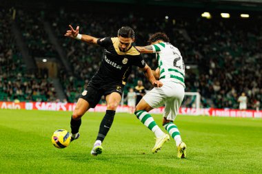 Nabil Touaizi ve Maximiliano Araujo, Liga Portekiz maçı sırasında Estadio Jose Alvalade 'de (Maciej Rogowski / Ball Raw Images) Sporting CP ve Alverca FC takımları arasında görüldü.)
