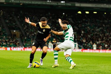 Nabil Touaizi ve Maximiliano Araujo, Liga Portekiz maçı sırasında Estadio Jose Alvalade 'de (Maciej Rogowski / Ball Raw Images) Sporting CP ve Alverca FC takımları arasında görüldü.)