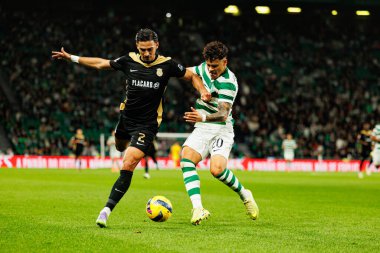 Nabil Touaizi ve Maximiliano Araujo, Liga Portekiz maçı sırasında Estadio Jose Alvalade 'de (Maciej Rogowski / Ball Raw Images) Sporting CP ve Alverca FC takımları arasında görüldü.)