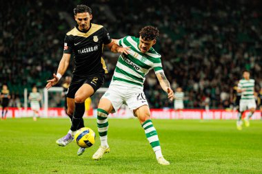 Nabil Touaizi ve Maximiliano Araujo, Liga Portekiz maçı sırasında Estadio Jose Alvalade 'de (Maciej Rogowski / Ball Raw Images) Sporting CP ve Alverca FC takımları arasında görüldü.)
