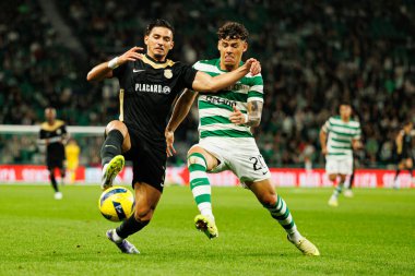 Nabil Touaizi ve Maximiliano Araujo, Liga Portekiz maçı sırasında Estadio Jose Alvalade 'de (Maciej Rogowski / Ball Raw Images) Sporting CP ve Alverca FC takımları arasında görüldü.)