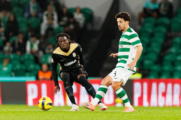Bastien Meupiyou ve Pedro Goncalf, Liga Portekiz maçı sırasında Estadio Jose Alvalade 'de (Maciej Rogowski / Ball Raw Images) Sporting CP ve Alverca FC takımları arasında görüldü.)