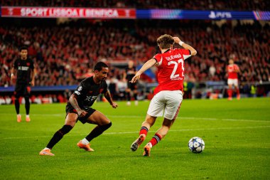 Arthur ve Andreas Schjelderup SL Benfica ve Bayer 04 Leverkusen (Maciej Rogowski / Ball Raw Images) arasında Şampiyonlar Ligi faz maçında görüldüler.)