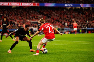 Arthur ve Andreas Schjelderup SL Benfica ve Bayer 04 Leverkusen (Maciej Rogowski / Ball Raw Images) arasında Şampiyonlar Ligi faz maçında görüldüler.)