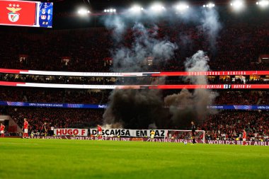 Benfica taraftarları SL Benfica ve Bayer 04 Leverkusen (Maciej Rogowski / Ball Raw Images) arasındaki Şampiyonlar Ligi faz maçında işaret fişeğiyle görüldüler.)