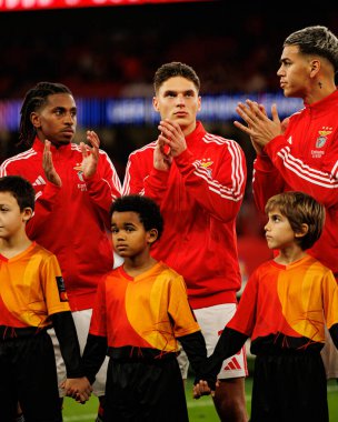 Leandro Barreiro, Georgiy Sudakov ve Enzo Barrenechea SL Benfica ve Bayer 04 Leverkusen (Maciej Rogowski / Ball Raw Images) arasındaki Şampiyonlar Ligi faz maçında görüldü.)