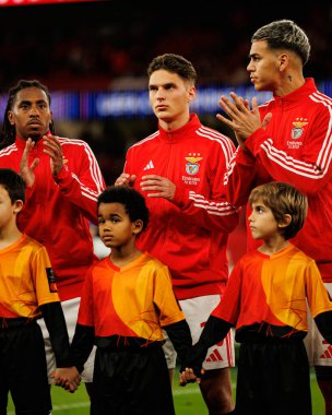 Leandro Barreiro, Georgiy Sudakov ve Enzo Barrenechea SL Benfica ve Bayer 04 Leverkusen (Maciej Rogowski / Ball Raw Images) arasındaki Şampiyonlar Ligi faz maçında görüldü.)