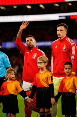 Nicolas Otamendi ve Anatoliy Trubin SL Benfica ve Bayer 04 Leverkusen (Maciej Rogowski / Ball Raw Images) arasındaki Şampiyonlar Ligi faz maçında görüldü)