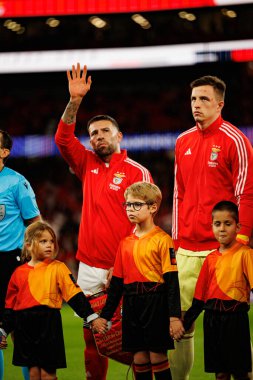 Nicolas Otamendi ve Anatoliy Trubin SL Benfica ve Bayer 04 Leverkusen (Maciej Rogowski / Ball Raw Images) arasındaki Şampiyonlar Ligi faz maçında görüldü)