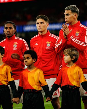 Leandro Barreiro, Georgiy Sudakov ve Enzo Barrenechea SL Benfica ve Bayer 04 Leverkusen (Maciej Rogowski / Ball Raw Images) arasındaki Şampiyonlar Ligi faz maçında görüldü.)