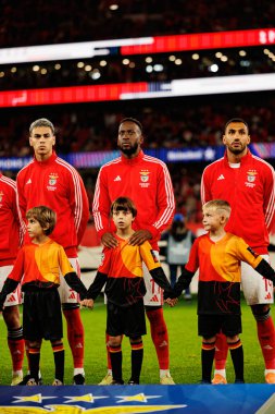Enzo Barrenechea, Dodi Lukebakio ve Vangelis Pavlidis SL Benfica ve Bayer 04 Leverkusen (Maciej Rogowski / Ball Raw Images) arasında Şampiyonlar Ligi faz maçında görüldü.)