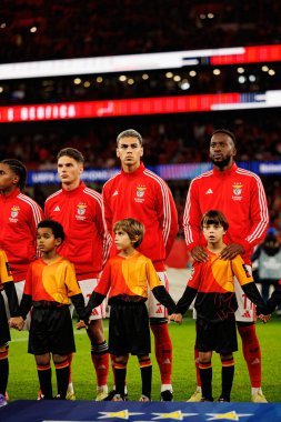 Georgiy Sudakov, Enzo Barrenechea ve Dodi Lukebakio SL Benfica ve Bayer 04 Leverkusen (Maciej Rogowski / Ball Raw Images) arasındaki Şampiyonlar Ligi faz maçında görüldü.)