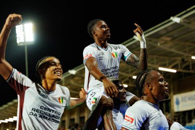 Oumar Ngom, Jovane Cabral ve Sidny Lopes Cabral, Estadio Municipal Rio Maior 'da (Maciej Rogowski / Ball Raw Images) oynayan Casa Pia ve CF Estrela Amadora takımları arasındaki Liga Portekiz maçında gol attıktan sonra kutlama yaparken görüldü.)
