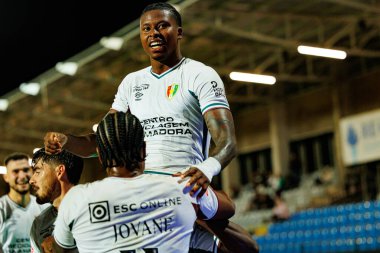 Estrela 'nın oyuncuları Liga Portekiz maçında Estadio Belediyesi Rio Maior' da oynayan Casa Pia ve CF Estrela Amadora (Maciej Rogowski / Ball Raw Images) takımları arasında gol sonrasında Sidny Lopes Cabral 'ı kutlarken görüldü.)