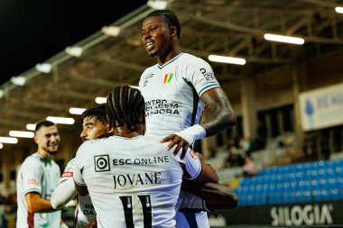 Estrela 'nın oyuncuları Liga Portekiz maçında Estadio Belediyesi Rio Maior' da oynayan Casa Pia ve CF Estrela Amadora (Maciej Rogowski / Ball Raw Images) takımları arasında gol sonrasında Sidny Lopes Cabral 'ı kutlarken görüldü.)