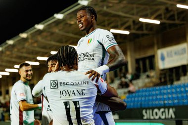 Estrela 'nın oyuncuları Liga Portekiz maçında Estadio Belediyesi Rio Maior' da oynayan Casa Pia ve CF Estrela Amadora (Maciej Rogowski / Ball Raw Images) takımları arasında gol sonrasında Sidny Lopes Cabral 'ı kutlarken görüldü.)