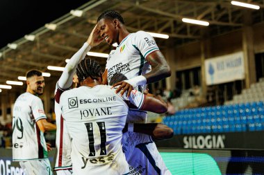 Estrela 'nın oyuncuları Liga Portekiz maçında Estadio Belediyesi Rio Maior' da oynayan Casa Pia ve CF Estrela Amadora (Maciej Rogowski / Ball Raw Images) takımları arasında gol sonrasında Sidny Lopes Cabral 'ı kutlarken görüldü.)