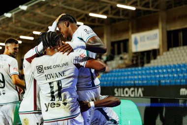 Estrela 'nın oyuncuları Liga Portekiz maçında Estadio Belediyesi Rio Maior' da oynayan Casa Pia ve CF Estrela Amadora (Maciej Rogowski / Ball Raw Images) takımları arasında gol sonrasında Sidny Lopes Cabral 'ı kutlarken görüldü.)