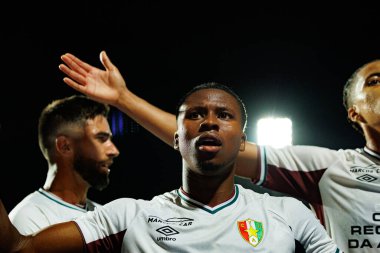 Rodrigo Pinho, Sidny Lopes Cabral ve Oumar Ngom, Estadio Belediyesi Rio Maior 'daki (Maciej Rogowski / Ball Raw Images) Casa Pia ve CF Estrela Amadora takımları arasında oynanan Liga Portekiz maçında gol attıktan sonra kutlama yaparken görüldü.)