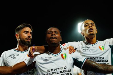 Rodrigo Pinho, Sidny Lopes Cabral ve Oumar Ngom, Estadio Belediyesi Rio Maior 'daki (Maciej Rogowski / Ball Raw Images) Casa Pia ve CF Estrela Amadora takımları arasında oynanan Liga Portekiz maçında gol attıktan sonra kutlama yaparken görüldü.)