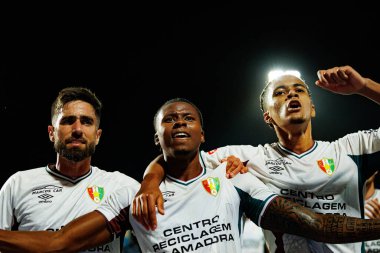 Rodrigo Pinho, Sidny Lopes Cabral ve Oumar Ngom, Estadio Belediyesi Rio Maior 'daki (Maciej Rogowski / Ball Raw Images) Casa Pia ve CF Estrela Amadora takımları arasında oynanan Liga Portekiz maçında gol attıktan sonra kutlama yaparken görüldü.)