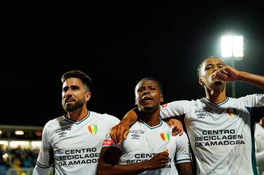 Rodrigo Pinho, Sidny Lopes Cabral ve Oumar Ngom, Estadio Belediyesi Rio Maior 'daki (Maciej Rogowski / Ball Raw Images) Casa Pia ve CF Estrela Amadora takımları arasında oynanan Liga Portekiz maçında gol attıktan sonra kutlama yaparken görüldü.)
