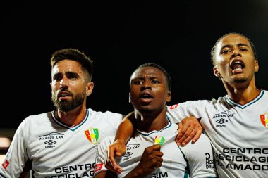 Rodrigo Pinho, Sidny Lopes Cabral ve Oumar Ngom, Estadio Belediyesi Rio Maior 'daki (Maciej Rogowski / Ball Raw Images) Casa Pia ve CF Estrela Amadora takımları arasında oynanan Liga Portekiz maçında gol attıktan sonra kutlama yaparken görüldü.)