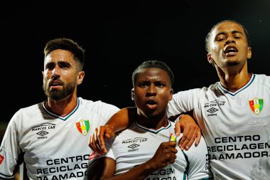 Rodrigo Pinho, Sidny Lopes Cabral ve Oumar Ngom, Estadio Belediyesi Rio Maior 'daki (Maciej Rogowski / Ball Raw Images) Casa Pia ve CF Estrela Amadora takımları arasında oynanan Liga Portekiz maçında gol attıktan sonra kutlama yaparken görüldü.)
