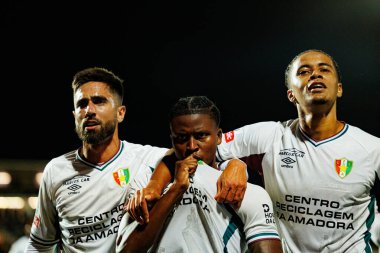 Rodrigo Pinho, Sidny Lopes Cabral ve Oumar Ngom, Estadio Belediyesi Rio Maior 'daki (Maciej Rogowski / Ball Raw Images) Casa Pia ve CF Estrela Amadora takımları arasında oynanan Liga Portekiz maçında gol attıktan sonra kutlama yaparken görüldü.)