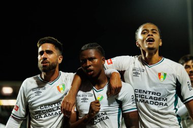 Rodrigo Pinho, Sidny Lopes Cabral ve Oumar Ngom, Estadio Belediyesi Rio Maior 'daki (Maciej Rogowski / Ball Raw Images) Casa Pia ve CF Estrela Amadora takımları arasında oynanan Liga Portekiz maçında gol attıktan sonra kutlama yaparken görüldü.)