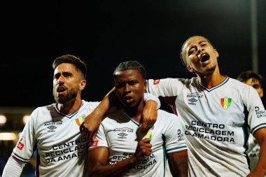Rodrigo Pinho, Sidny Lopes Cabral ve Oumar Ngom, Estadio Belediyesi Rio Maior 'daki (Maciej Rogowski / Ball Raw Images) Casa Pia ve CF Estrela Amadora takımları arasında oynanan Liga Portekiz maçında gol attıktan sonra kutlama yaparken görüldü.)