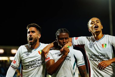 Rodrigo Pinho, Sidny Lopes Cabral ve Oumar Ngom, Estadio Belediyesi Rio Maior 'daki (Maciej Rogowski / Ball Raw Images) Casa Pia ve CF Estrela Amadora takımları arasında oynanan Liga Portekiz maçında gol attıktan sonra kutlama yaparken görüldü.)