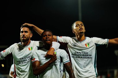 Rodrigo Pinho, Sidny Lopes Cabral ve Oumar Ngom, Estadio Belediyesi Rio Maior 'daki (Maciej Rogowski / Ball Raw Images) Casa Pia ve CF Estrela Amadora takımları arasında oynanan Liga Portekiz maçında gol attıktan sonra kutlama yaparken görüldü.)
