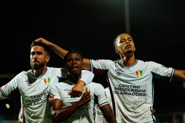 Rodrigo Pinho, Sidny Lopes Cabral ve Oumar Ngom, Estadio Belediyesi Rio Maior 'daki (Maciej Rogowski / Ball Raw Images) Casa Pia ve CF Estrela Amadora takımları arasında oynanan Liga Portekiz maçında gol attıktan sonra kutlama yaparken görüldü.)