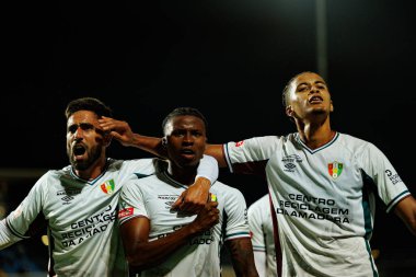 Rodrigo Pinho, Sidny Lopes Cabral ve Oumar Ngom, Estadio Belediyesi Rio Maior 'daki (Maciej Rogowski / Ball Raw Images) Casa Pia ve CF Estrela Amadora takımları arasında oynanan Liga Portekiz maçında gol attıktan sonra kutlama yaparken görüldü.)