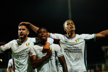 Rodrigo Pinho, Sidny Lopes Cabral ve Oumar Ngom, Estadio Belediyesi Rio Maior 'daki (Maciej Rogowski / Ball Raw Images) Casa Pia ve CF Estrela Amadora takımları arasında oynanan Liga Portekiz maçında gol attıktan sonra kutlama yaparken görüldü.)