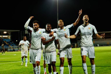 Rodrigo Pinho, Sidny Lopes Cabral, Oumar Ngom ve Atanas Chernev, Estadio Belediyesi Rio Maior 'da oynayan Casa Pia ve CF Estrela Amadora takımları arasındaki Liga Portekiz maçında gol attıktan sonra kutlama yaparken görüldü (Maciej Rogowski / Ball Raw Images))