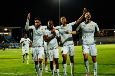 Rodrigo Pinho, Sidny Lopes Cabral, Oumar Ngom ve Atanas Chernev, Estadio Belediyesi Rio Maior 'da oynayan Casa Pia ve CF Estrela Amadora takımları arasındaki Liga Portekiz maçında gol attıktan sonra kutlama yaparken görüldü (Maciej Rogowski / Ball Raw Images))