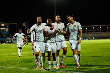 Rodrigo Pinho, Sidny Lopes Cabral, Oumar Ngom ve Atanas Chernev, Estadio Belediyesi Rio Maior 'da oynayan Casa Pia ve CF Estrela Amadora takımları arasındaki Liga Portekiz maçında gol attıktan sonra kutlama yaparken görüldü (Maciej Rogowski / Ball Raw Images))