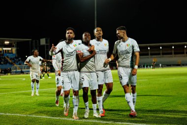 Rodrigo Pinho, Sidny Lopes Cabral ve Oumar Ngom, Estadio Belediyesi Rio Maior 'daki (Maciej Rogowski / Ball Raw Images) Casa Pia ve CF Estrela Amadora takımları arasında oynanan Liga Portekiz maçında gol attıktan sonra kutlama yaparken görüldü.)