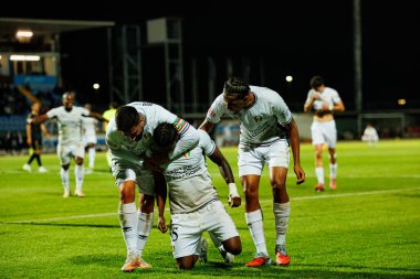 Rodrigo Pinho ve Sidny Lopes Cabral, Estadio Belediyesi Rio Maior 'daki Casa Pia ve CF Estrela Amadora takımları arasındaki Liga Portekiz maçında gol attıktan sonra kutlama yaparken görüldü. (Maciej Rogowski / Ball Raw Images))