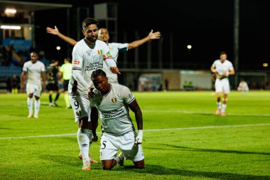 Rodrigo Pinho ve Sidny Lopes Cabral, Estadio Belediyesi Rio Maior 'daki Casa Pia ve CF Estrela Amadora takımları arasındaki Liga Portekiz maçında gol attıktan sonra kutlama yaparken görüldü. (Maciej Rogowski / Ball Raw Images))