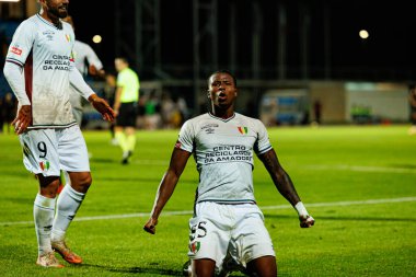 Rodrigo Pinho ve Sidny Lopes Cabral, Estadio Belediyesi Rio Maior 'daki Casa Pia ve CF Estrela Amadora takımları arasındaki Liga Portekiz maçında gol attıktan sonra kutlama yaparken görüldü. (Maciej Rogowski / Ball Raw Images))