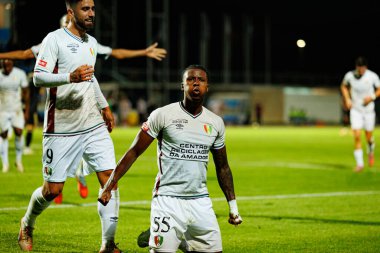 Rodrigo Pinho ve Sidny Lopes Cabral, Estadio Belediyesi Rio Maior 'daki Casa Pia ve CF Estrela Amadora takımları arasındaki Liga Portekiz maçında gol attıktan sonra kutlama yaparken görüldü. (Maciej Rogowski / Ball Raw Images))