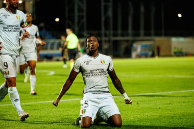 Sidny Lopes Cabral, Estadio Belediyesi Rio Maior 'daki Casa Pia ve CF Estrela Amadora takımları arasında oynanan Liga Portekiz maçında gol attıktan sonra kutlama yaparken görüldü (Maciej Rogowski / Ball Raw Images))