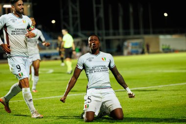 Sidny Lopes Cabral, Estadio Belediyesi Rio Maior 'daki Casa Pia ve CF Estrela Amadora takımları arasında oynanan Liga Portekiz maçında gol attıktan sonra kutlama yaparken görüldü (Maciej Rogowski / Ball Raw Images))