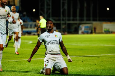 Sidny Lopes Cabral, Estadio Belediyesi Rio Maior 'daki Casa Pia ve CF Estrela Amadora takımları arasında oynanan Liga Portekiz maçında gol attıktan sonra kutlama yaparken görüldü (Maciej Rogowski / Ball Raw Images))