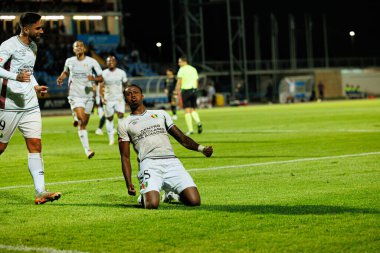 Sidny Lopes Cabral, Estadio Belediyesi Rio Maior 'daki Casa Pia ve CF Estrela Amadora takımları arasında oynanan Liga Portekiz maçında gol attıktan sonra kutlama yaparken görüldü (Maciej Rogowski / Ball Raw Images))